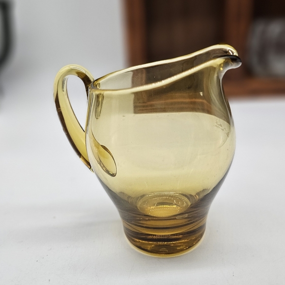 Amber yellow creamer pitcher - Picture 3 of 3